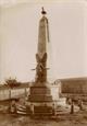 Vue du monument français élevé au Geisberg, près de Wissembourg, à la mémoire des soldats français tombés à Wissembourg en 1704, 1744, 1783 et 1870. ADBR, 149 J 7.