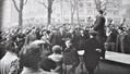 Le 09 mars 1950, place du marché, à Strasbourg, manifestation de protestation "contre les salaires de famine et l'intransigeante attitude du patronat" organisée par le comité d'action CGT-CFTC : photographie annexée au rapport des R.G. - © Archives départementales du Bas-Rhin