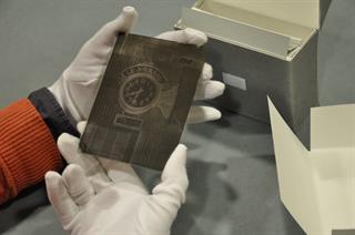 Manipulation d'une plaque de verre © Archives départementales du Bas-Rhin, photographie de Solveig Pizzagalli.