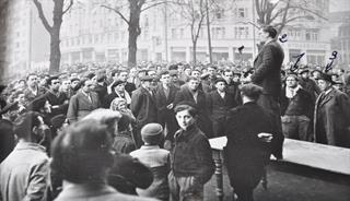Le 09 mars 1950, place du marché, à Strasbourg, manifestation de protestation "contre les salaires de famine et l'intransigeante attitude du patronat" organisée par le comité d'action CGT-CFTC : photographie annexée au rapport des R.G. © Archives départementales du Bas-Rhin