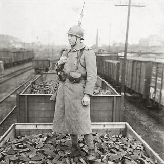 Détail d'une photographie d'un soldat sur un waggon de charbon © Bundesarchiv / Bild 183-R43432