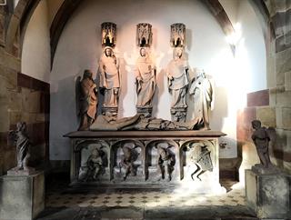 Les Saints-Sépulcres monumentaux combinent sculpture, architecture et parfois peinture murale. Ils s’intègrent dans l’architecture de l’édifice religieux qui les accueillent. Le Christ y est représenté allongé sur le tombeau.