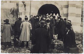 Expulsion d’Allemands à Colmar, devant le cercle Saint-Martin, décembre 1918. Photographe : Jean Christophe. AD67, 2 Fi 5/500-2 Fi 5/508. Cote numérique : FRAD067_0100NUM0009_01. © Jean Christophe