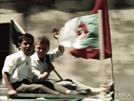 enfants dans une voiture paradant aux couleurs du drapeau algérien, 1962, fonds Jung, MIRA (mémoires et images réanimées d'Alsace) - cinémathèque régionale numérique.