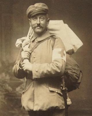 Photo en pied de Georges Helfer, soldat sous l'uniforme allemand pendant la Première Guerre mondiale. Papiers Helfer, ADBR 100 J 496. © Archives départementales du Bas-Rhin
