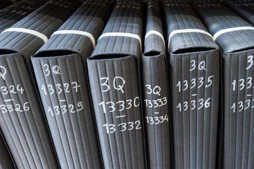 Des registres de la sous-série 3 Q sur leurs rayonnages, dans les magasins de conservation aux Archives départementales du Bas-Rhin.
