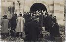 Expulsion d’Allemands à Colmar, devant le cercle Saint-Martin, décembre 1918. Photographe : Jean Christophe. AD67, 2 Fi 5/500-2 Fi 5/508. Cote numérique : FRAD067_0100NUM0009_01. 