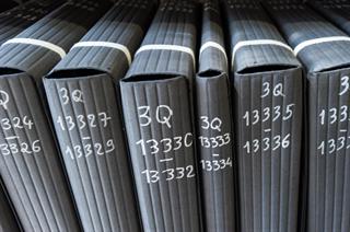Des registres de la sous-série 3 Q sur leurs rayonnages, dans les magasins de conservation aux Archives départementales du Bas-Rhin. © Denis Guichot / CD67