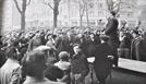 Le 09 mars 1950, place du marché, à Strasbourg, manifestation de protestation "contre les salaires de famine et l'intransigeante attitude du patronat" organisée par le comité d'action CGT-CFTC : photographie annexée au rapport des R.G.