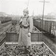 Détail d'une photographie d'un soldat sur un waggon de charbon