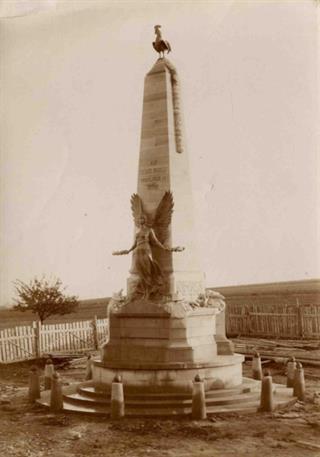 Vue du monument français élevé au Geisberg, près de Wissembourg, à la mémoire des soldats français tombés à Wissembourg en 1704, 1744, 1783 et 1870. ADBR, 149 J 7. © Archives départementales du Bas-Rhin. 