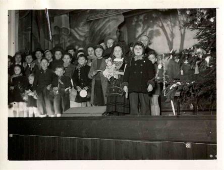 Fête de noël en Dordogne avec des enfants réfugiés alsaciens, 1939, ADBR 98 AL 289